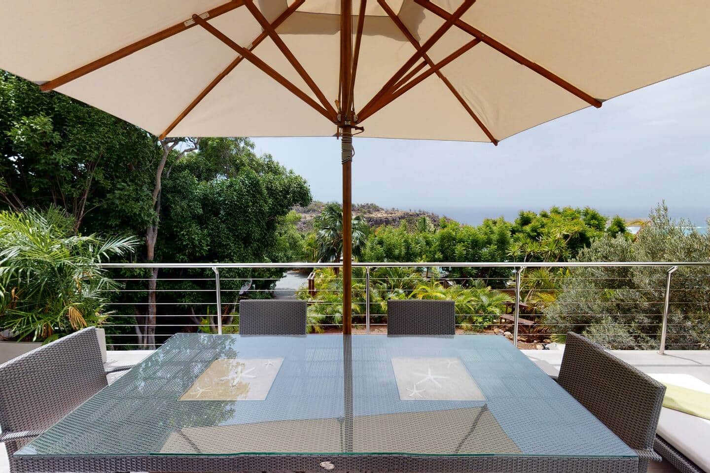 Dining room with city view
